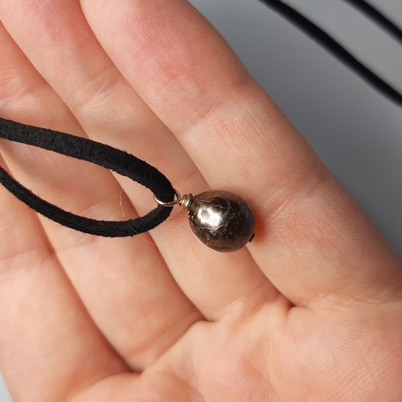 Black Peacock Pearl Copper Wire Wrapped Necklace - Picture 3 of 4